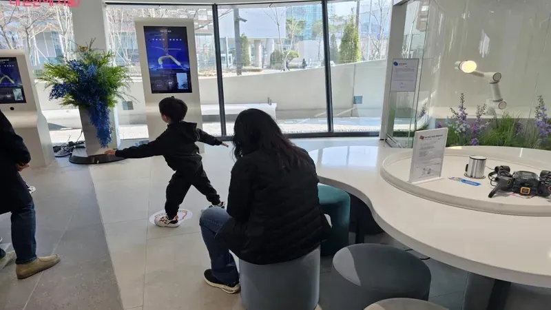 어린이 친화형 보행 로봇 인터랙티브 조작 체험