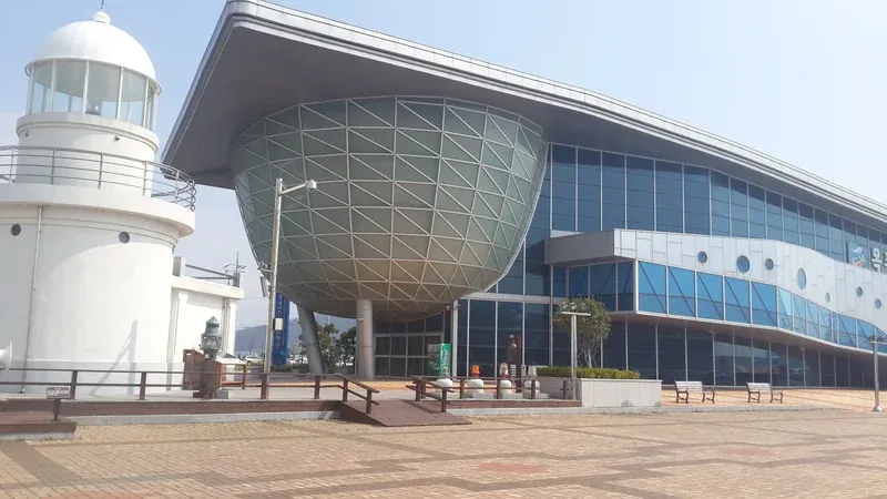 연계 관람이 가능한 목포어린이바다과학관 외관 전경
