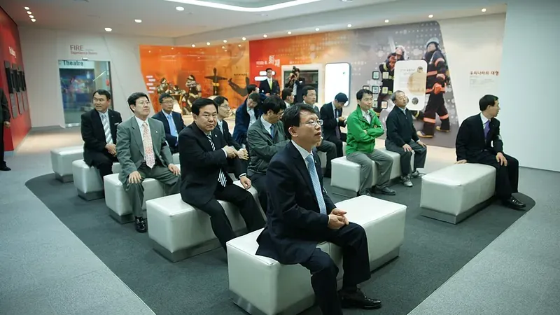 화재연기 미로 탈출 및 비상구 유도등 추적 훈련