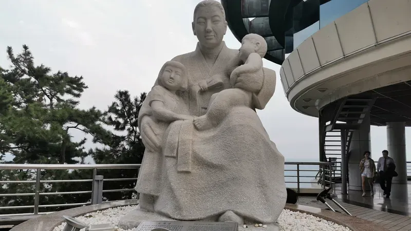 자애로운 어머니의 사랑을 기리는 모자상 쉼터와 해안 산책로
