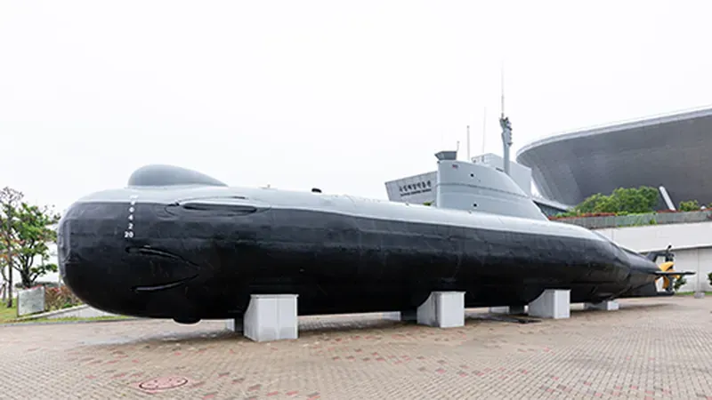 야외 해양전시장에 전시된 대한민국 해군 돌고래급 잠수정 실물