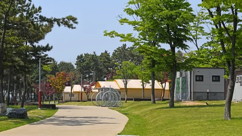 인천대교 너머 서해 바다로 물드는 붉은 노을 낙조뷰