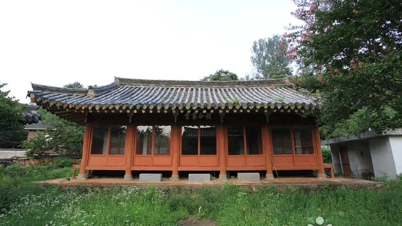 여름철 물놀이가 가능한 청정 계곡 수변 쉼터
