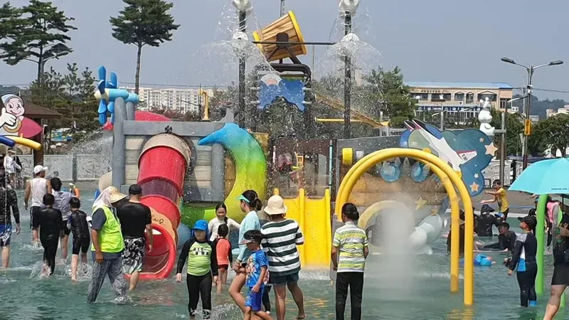 아이들이 시원하게 즐기는 워터드롭 및 물놀이터 체험존
