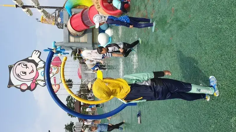 우주항공 테마공원 내 여름철 어린이 물놀이시설 조합놀이대