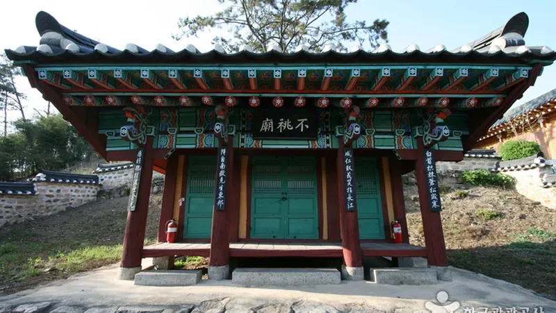 여름철 아이들이 안전하게 발을 담그고 노는 천연 계곡 물놀이터