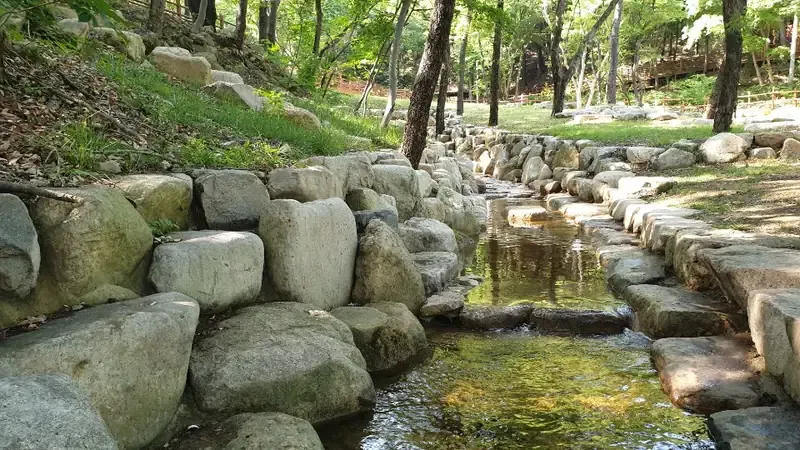 청정 계곡물에 발을 담그고 휴식하는 야외 물치유욕장