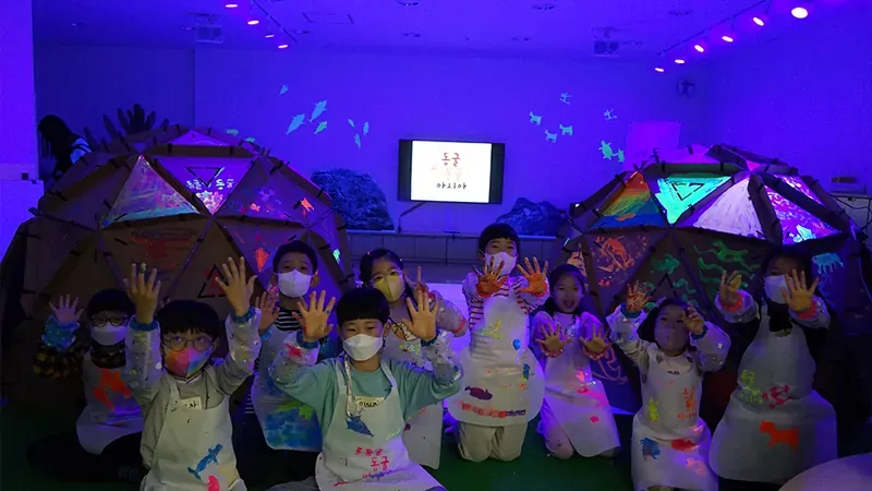 어린이들이 직접 교구를 조립하고 미디어아트를 제작해보는 메이커 실