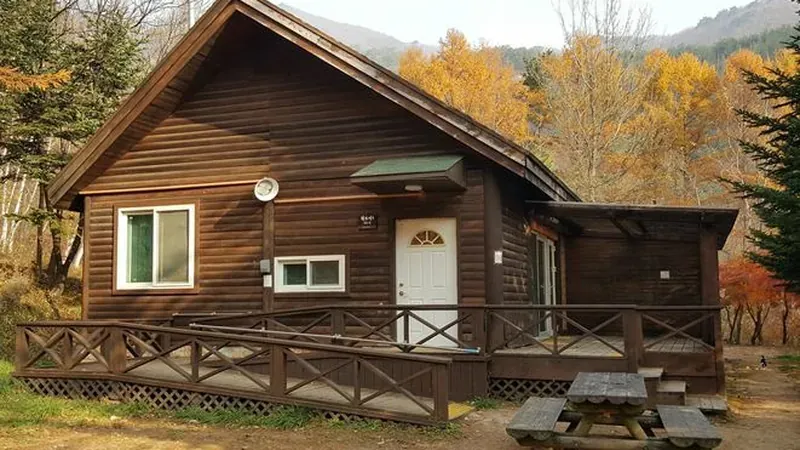 전통 구들장 온돌 방식을 갖춘 친환경 황토방 객실